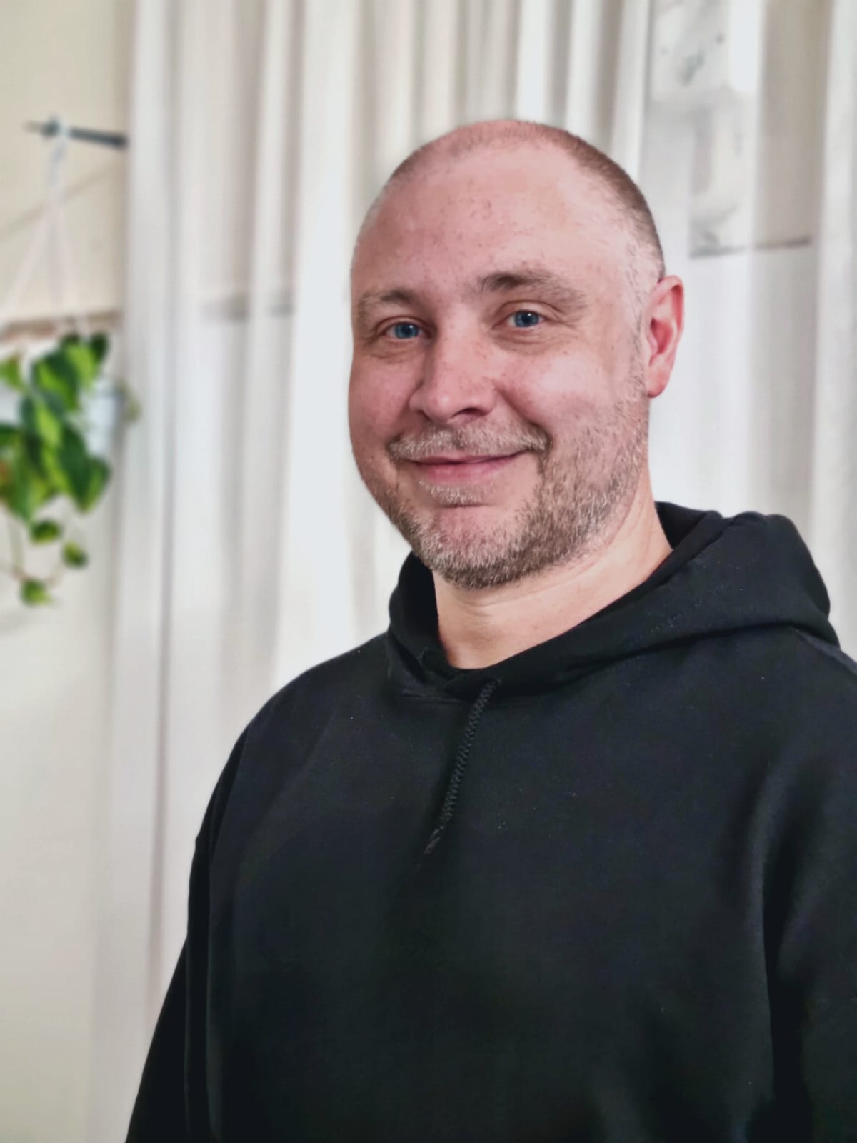 Portrait of Chris, founder of Phoenix Blu Health Arts